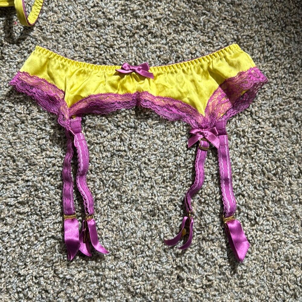 Agent Provocateur Garter Size 3 available solo or w/2-3 piece set. Tiny hole👇📸